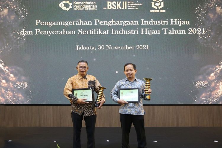 Penghargaan Industri Hijau dari Kemenperin diserahkan kepada Wakil Direktur OKI Pulp and Paper Gadang Hartawan dan Head of Sustainability PT IKPP Tangerang Kholisul Fatikhin, di Gedung Kemenperin, Jakarta. 