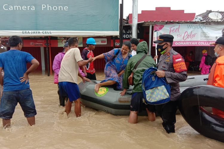 Petugas gabungan saat mengevakuasi warga dampak banjir di Indramayu, Jawa Barat, Senin (8/2/2021).