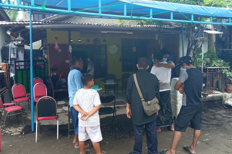 Suasana rumah kediaman salah satu pramugari Sriwijaya Air SJ 182,  Mia Tresetyani Wadu (22) di di Jalan Tukad Gangga, Gang Tirta Gangga, Denpasar, Bali.