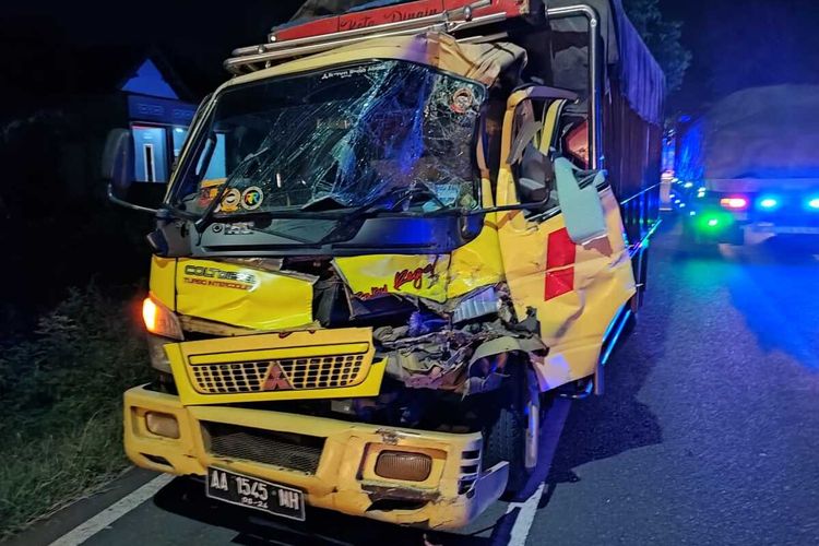 Kondisi truk yang terlibat kecelakaan di Jalan Raya Surabaya-Nganjuk, di Desa Kedungsuko, Nganjuk, Kamis (24/3/2022) malam