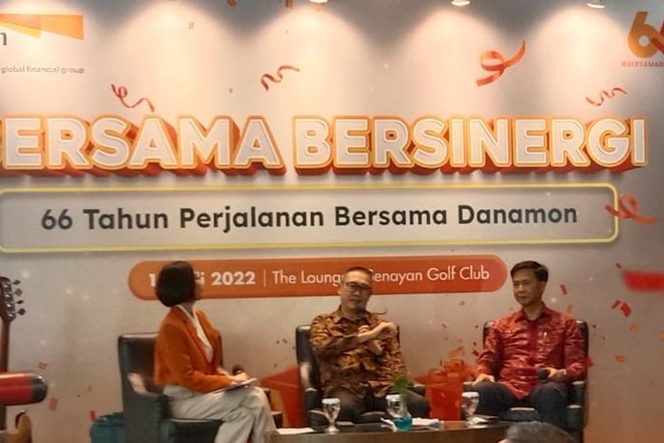 Wakil Direktur Utama Danamon Hafid Hadeli dan Direktur Syariah & Sustainability Finance Herry Hykmanto memberikan keterangan pers dalam rangka HUT Danamon yang ke-66, di Jakarta, Kamis (14/7/2022).