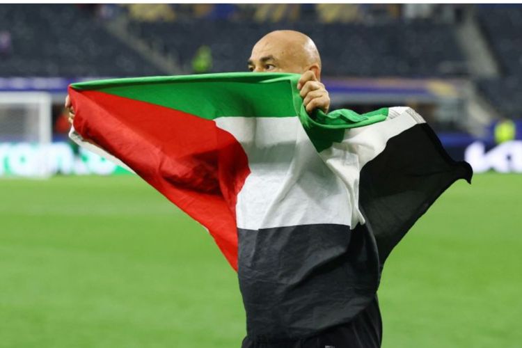 Lolos 16 Besar Piala Dunia 2026, Pelatih Mesir Bawa Bendera Palestina ke Lapangan