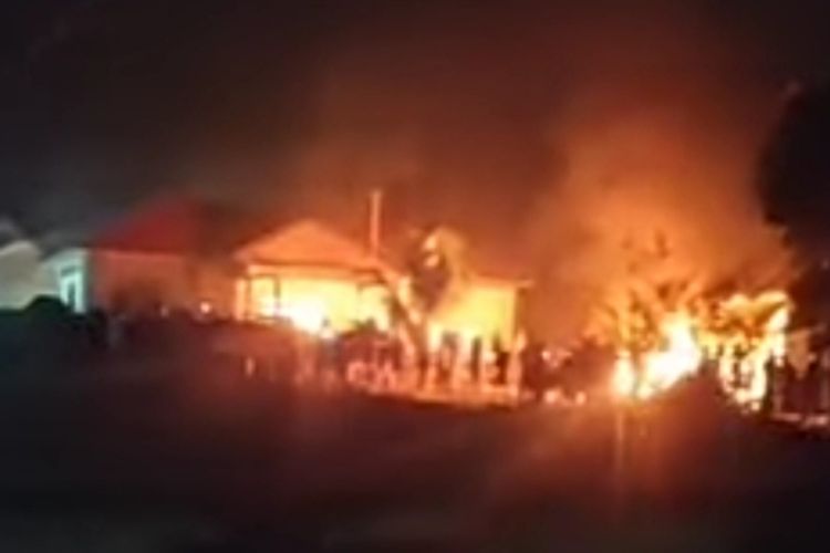 Mapolsek Candipuro, Lampung, dibakar massa, Selasa (18/5/2021) tengah malam.