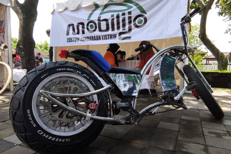Salah satu sepeda listrik custom Mobilijo Yogyakarta dipamerkan dalam acara PNKJ di Borobudur Sabtu (2/11/2021).