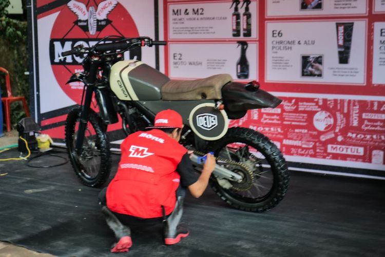 Motul berbagi edukasi perawatan motor custom di acara Custom War 2025
