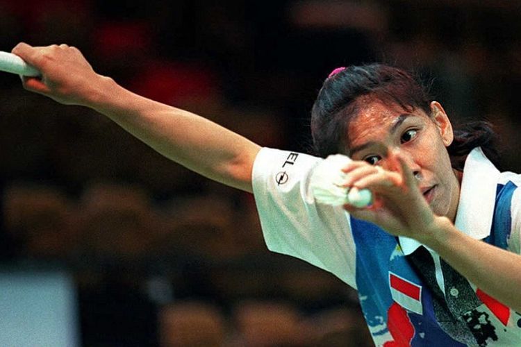 Tunggal putri Indonesia Susy Susanti melakukan servis saat melawan Misako Mizui dari Jepang pada pertandingan bulu tangkis Piala Uber. Susy Susanti menang 11-3, 11-5. Susy Susanti adalah peraih medali emas Olimpiade Barcelona 1992.