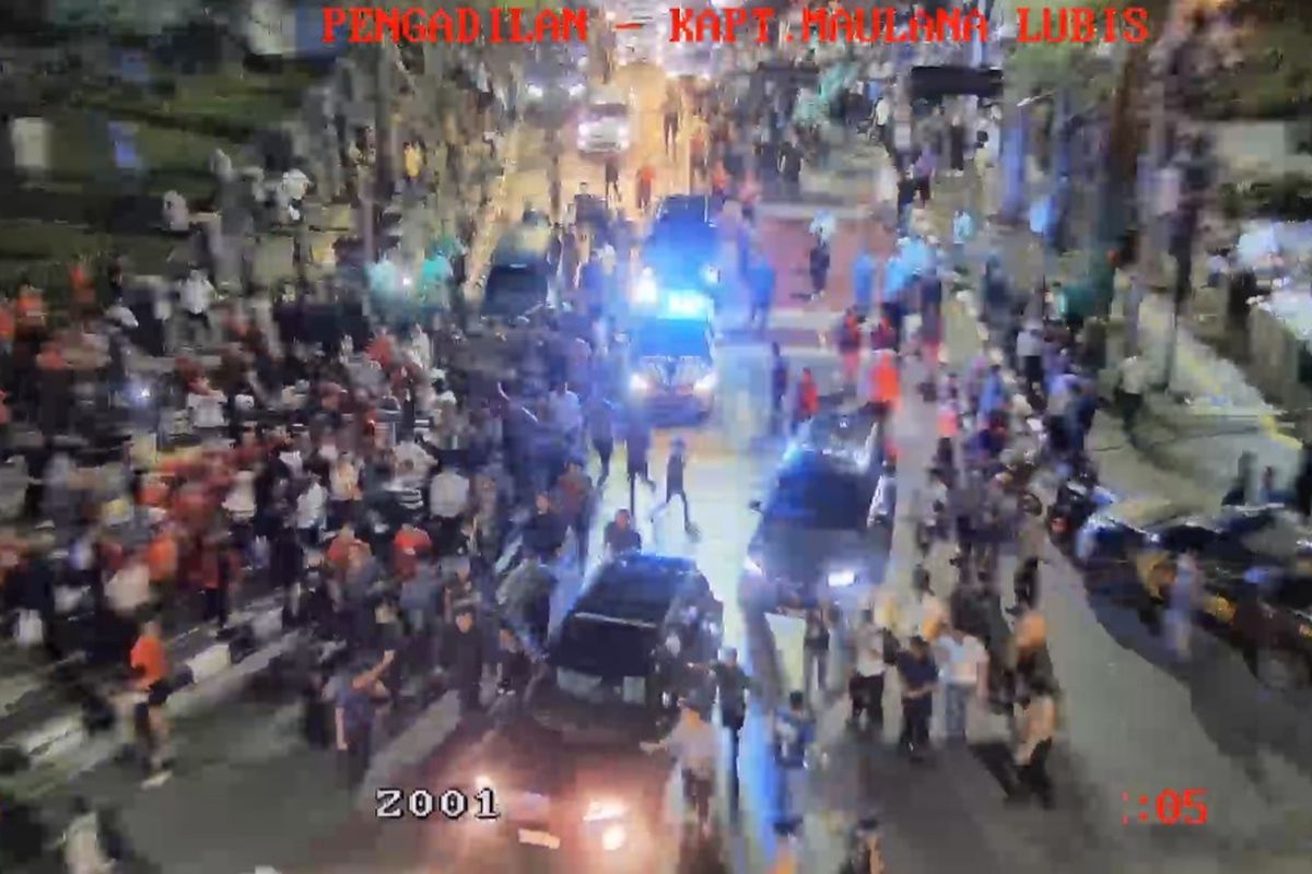 Mobil yang membawa calon gubernur Sumatera Utara dari nomor urut 1, Bobby Nasution, diserang sejumlah orang usai pulang debat di Hotel Santika Dyandra, Kota Medan, pada Rabu (6/11/2024) malam.