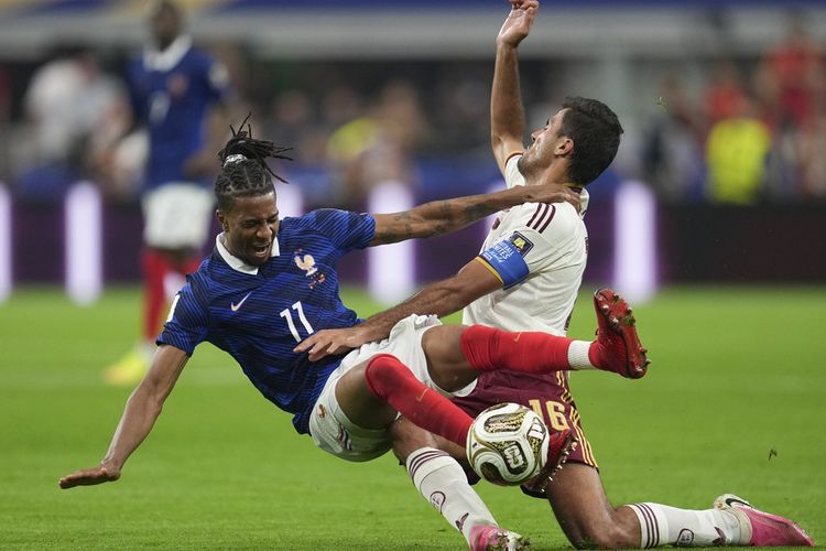 Penyerang Timnas Perancis Michael Olise (kiri) berduel dengan gelandang bertahan Timnas Spanyol Rodri saat pertandingan semifinal antara Perancis vs Spanyol dalam Piala Dunia FIFA 2026 di Stadion Dallas, Dallas, Amerika Serikat, pada Rabu (15/7/2026) dini hari WIB. Olise ditarik keluar digantina Rayan