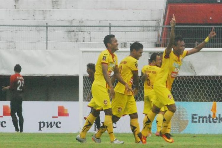 Selebrasi gelandang Sriwijaya FC, Slamet Budiyono, seusai mencetak gol ke gawang Barito Putera pada lanjutan Grup D Piala Presiden 2017 di Stadion Kapten I Wayan Dipta, Senin (13/2/2017).