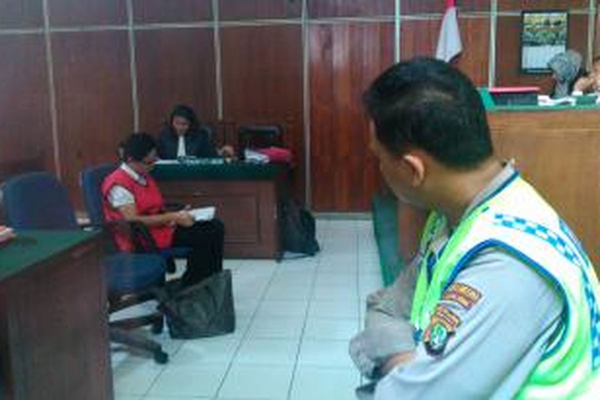 Miss HR alias S, terdakwa kasus pelecehan seksual di sekolah Saint Monica, saat menjalani sidang dengan agenda pembacaan tuntutan oleh Jaksa Penuntut Umum di Pengadilan Negeri Jakarta Utara, Rabu (24/6/2015).