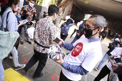 Pimpinan KPK Bagi-bagi Masker 