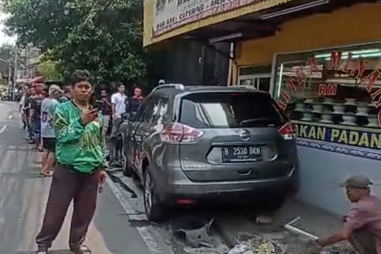 Nissan X-Trail Tabrak 5 Motor di Jakbar: Sopir Ngaku Mobilnya Ngegas Sendiri, Tak Bisa Bawa Matic