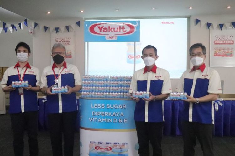 PT Yakult Indonesia Persada meluncurkan varian baru, Yakult Light. Varian anyar ini dengan kandungan gula rendah dengan pemanis alami maltitol dan glikosida steviol sehingga rendah kalori.