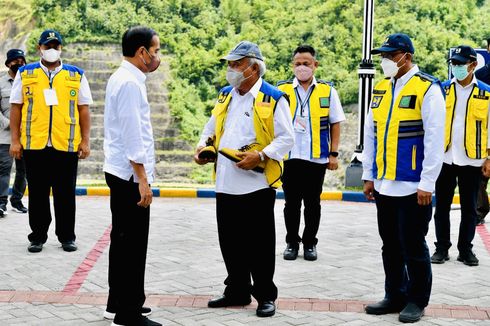 Di Trenggalek, Jokowi Bujuk Menteri PUPR Beli Sepatu Warna Kuning untuk Naik Motor