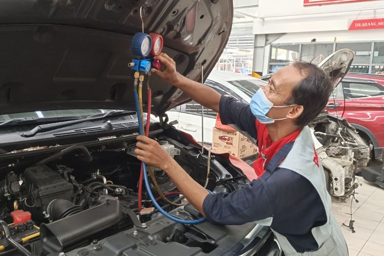 Mekanik bengkel resmi Astra Daihatsu Majapahit Semarang sedang melakukan SOP perawatan AC. 