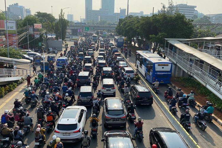 Pantauan lalu lintas di simpang Jalan Daan Mogot, Jakarta Barat yang menuju Cawang, Tomang, Harmoni, Pluit, Senin (13/11/2023). 