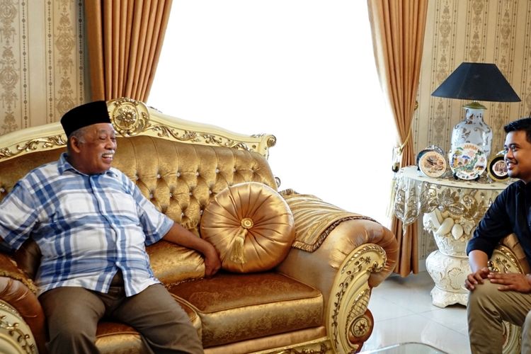 Bobby Nasution bersilaturahmi ke rumah Haji Doyong dan meminta masukan masyarakat terkait keinginannya mengajak Aulia Rahman mendampinginya, Senin (17/2/2020)