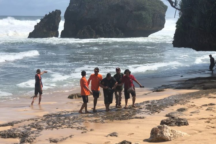 Penyelamatan wisatawan yang terseret ombak di kawasan pantai Kukup, Gunungkidul