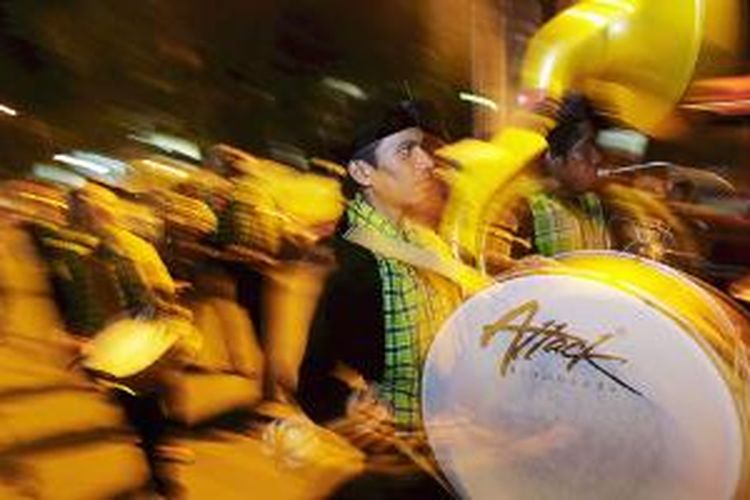 Arak-arakan tanjidor grup Sinar Betawi pimpinan Maman menuju lokasi pentas Parade Tanjidor di Bentara Budaya Jakarta, Jumat (21/3/2014).