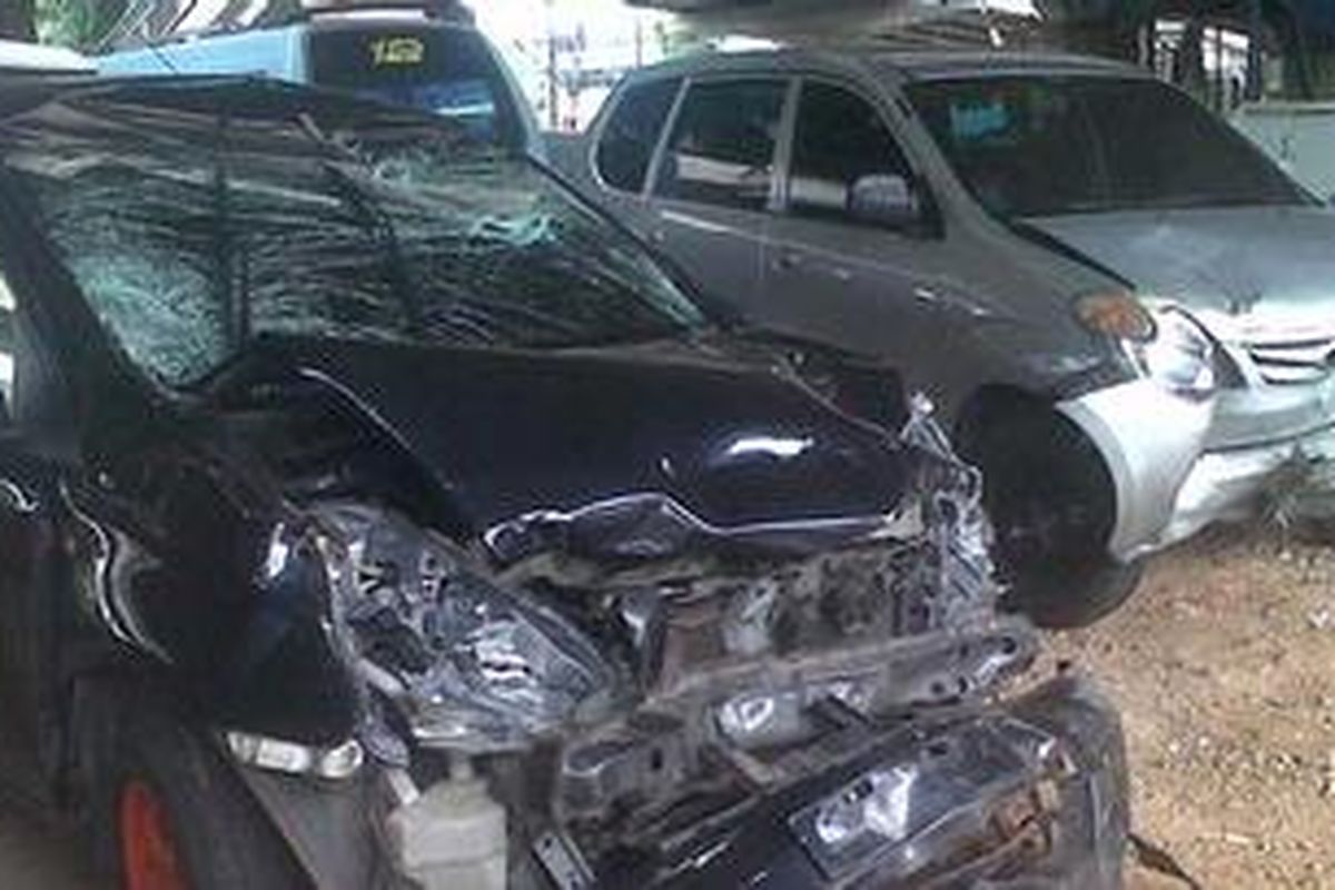 Mobil Nissan Grand Livina B 1796 KFL berwarna hitam yang dikemudikan Andika Pradita dan Toyota Avanza B 8109 MB yang ditabrak Grand Livina diamankan di Pos Lalu Lintas Jagakarsa, Jalan TB Simatupang, Jakarta Selatan, Jumat (28/12/2012).