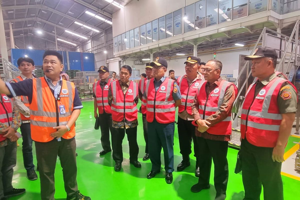 Sekretaris Jenderal Dewan Ketahanan Nasional (Wantannas) Laksdya TNI Dadi Hartanto meninjau Pabrik Aqua Mekarsari, Sukabumi, dan sumber air Kubang, Kamis (22/6/2023).