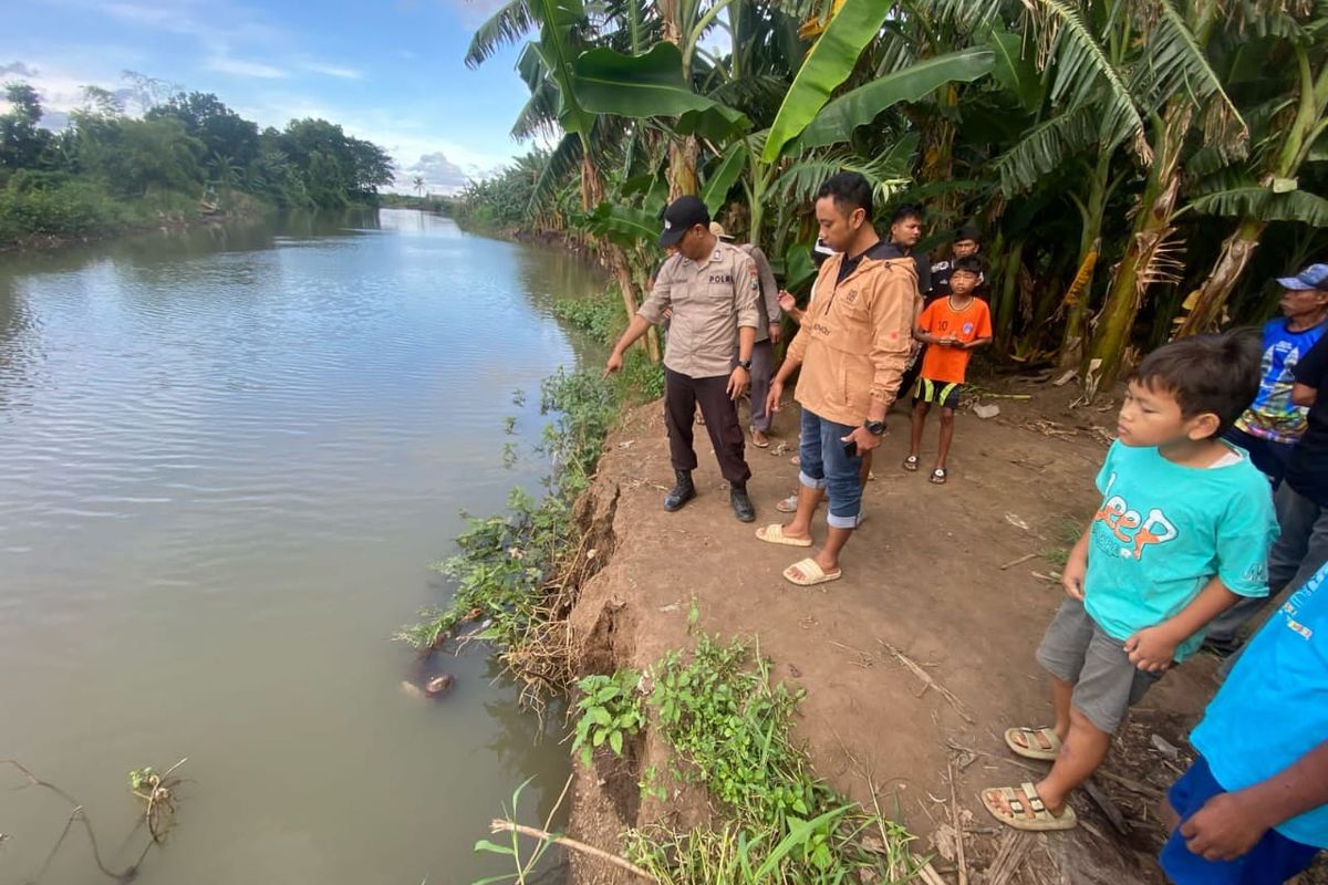 Polisi menunjukkan mayat Komang yang ditemukan di pinggir sungai, Senin (10/3/2025). 
