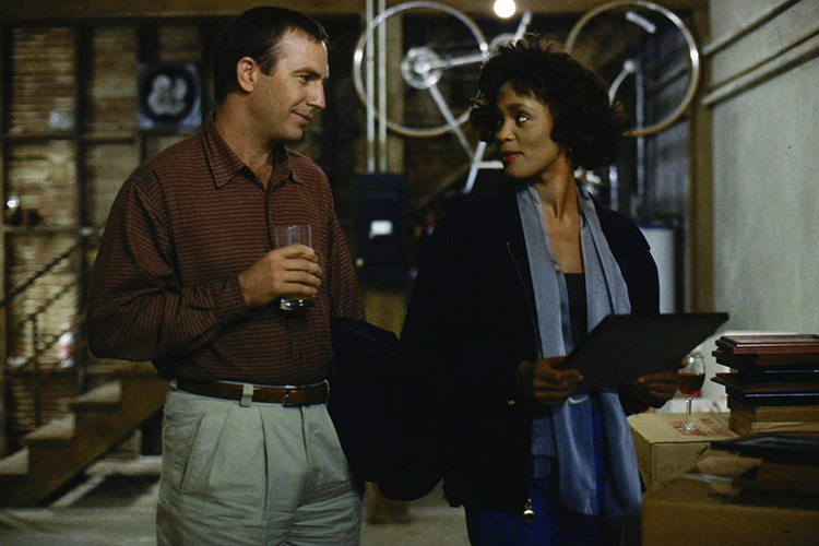 Aktor Kevin Costner (kiri) dan Whitney Houston dalam film The Bodyguard (1992)