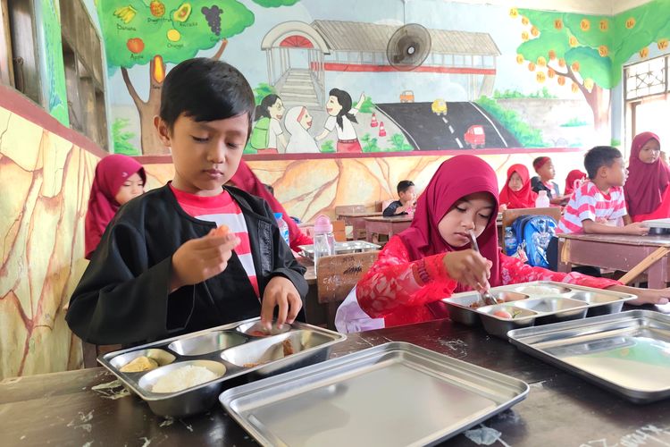 Siswa SD di Bangkalan makan MBG.