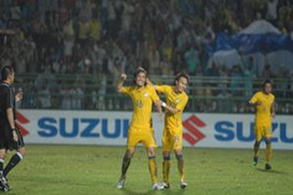 Para pemain Thailand merayakan kemenangan 6-0 atas Laos.