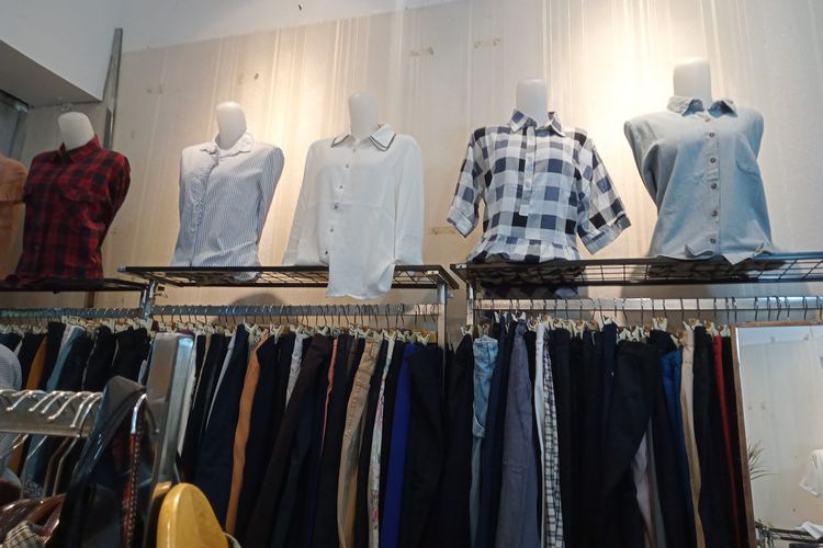 Koleksi kemeja dan celana impor di salah satu kios di Mal Ambassador, Jakarta Selatan.