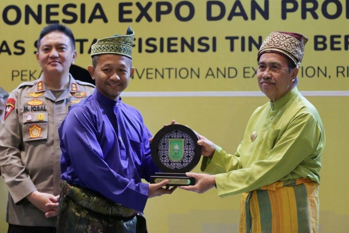 Gubernur Riau (Gubri) Syamsuar saat menghadiri Sawit Indonesia Expo (Siexpo) 2023 dan Promosi Sawit Baik Riau di Ballroom Pekanbaru Convention and Exhibition (PCE), Riau.
