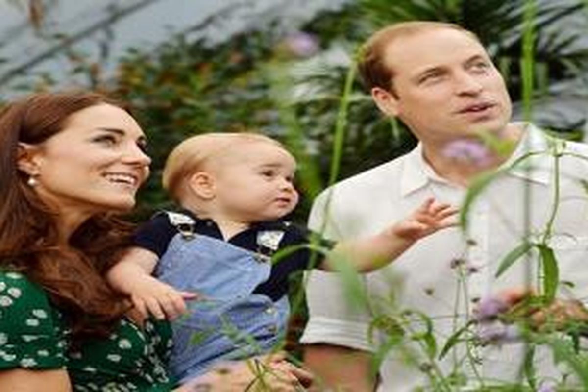 Kate Middleton, Pangeran George, dan Pangeran William saat mengadakan kunjungan ke Australia.