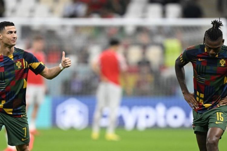 Penyerang Portugal, Cristiano Ronaldo dan Rafael Leao, saat tengah pemanasan jelang babak 16 besar Piala Dunia 2022 antara Portugal vs Swiss di Stadion Lusail pada 6 Desember 2022.