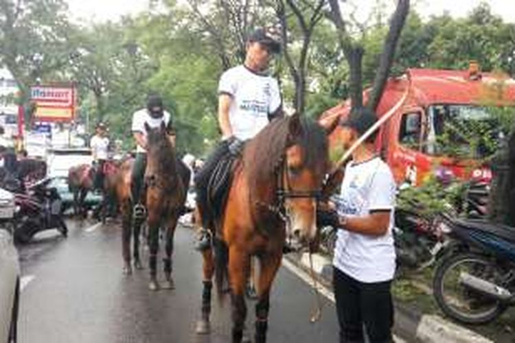 Peserta parade kuda dan panah di gerakan Subuh Berjamaah Nasional 1212 di Bandung, Senin (12/12/2016). 