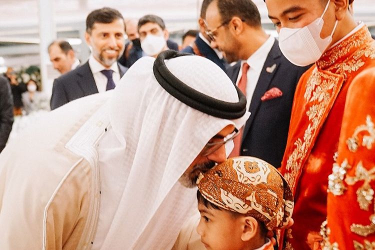 Putra sulung Wali Kota Solo Gibran Rakabuming Raka, Jan Ethes Srinarendra dicium keningnya oleh Sheikh Khaled di resepsi pernikahan Kaesang Pangarep dan Erina Gudono di Pura Mangkunegaran Solo, Jawa Tengah, Minggu (11/12/2022) malam.