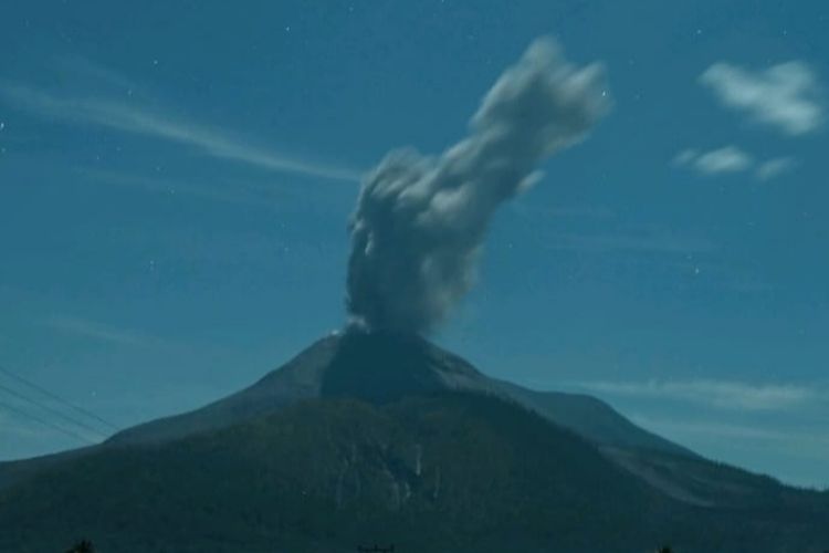 Gunung Lewotobi Meletus Malam Ini, Lontarkan Abu Vulkanik 1,2 Kilometer