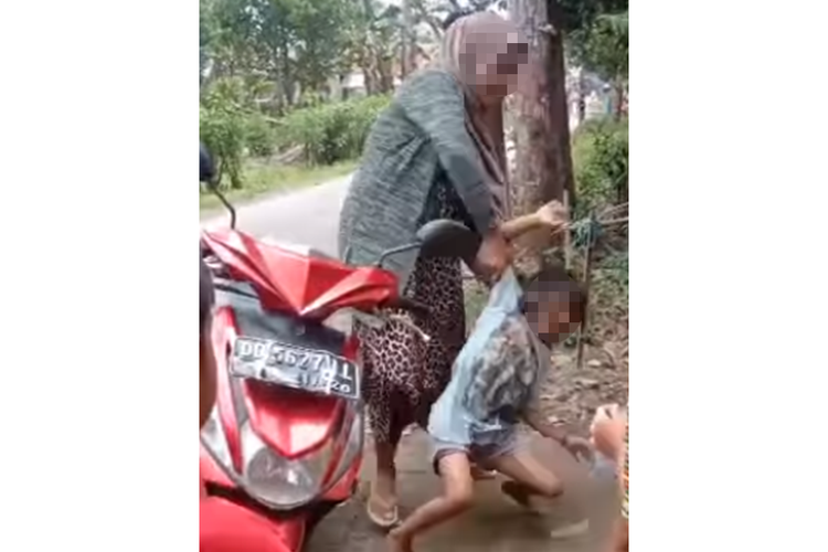Tangkapan layar video viral yang memperlihatkan seorang anak kecil mendapat perlakuan kasar setelah dituduh mencuri uang.
