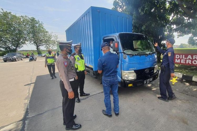 Petugas gabungan Polres Sukoharjo melakukan penindakan tilang pada truk yang membawa muatan melebihi kapasitas yang ditentukan atau over dimension over load (ODOL).