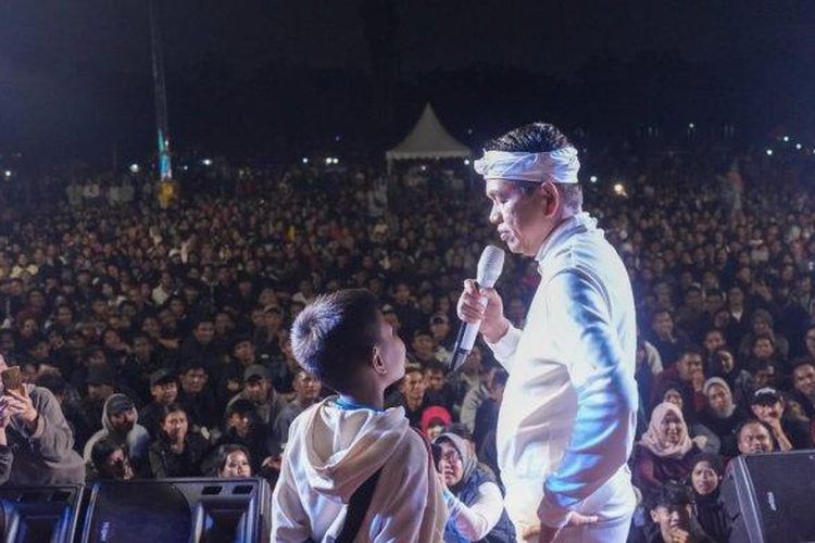 Bakal calon Gubernur Jawa Barat, Dedi Mulyadi, dalam acara Sapa Warga di Lapangan Tegallega, Kota Bandung, Jabar, (18/8/2024).