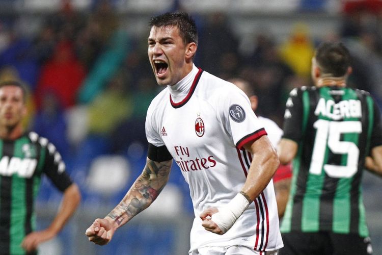 Alessio Romagnoli menyumbang satu dari dua gol kemenangan AC Milan pada pertandingan pekan ke-12 Serie A di kandang Sassuolo, Minggu (5/11/2017).