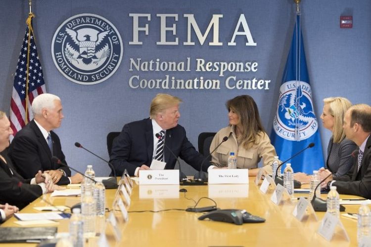 Presiden AS Donald Trump dan Ibu Negara Melania Trump mengunjungi Kantor Pusat Penanggulangan Bencana di Washington DC, Rabu (6/6/2018). (AFP/Jim Watson)