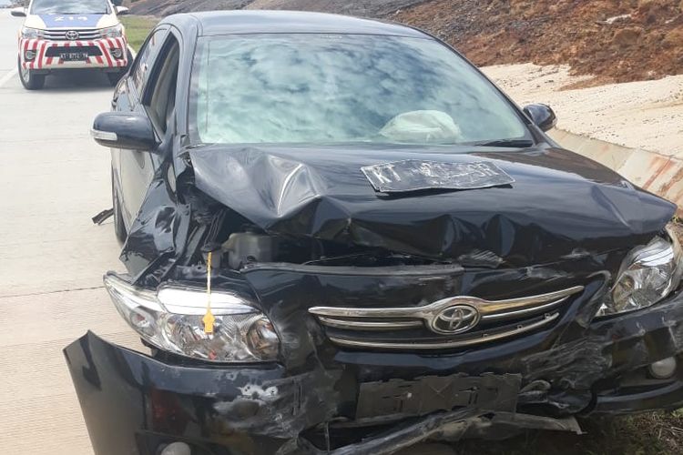 Kondisi mobil yang kendarai Mantan Pj Wali Kota Samarinda, Zairin Zain mengalami kecelakaan tunggal di Jalan Tol Balikpapan – Samarinda (Balsam), Kamis (8/4/2021). 