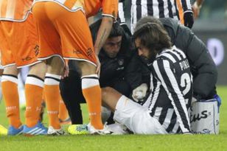 Gelandang Juventus, Andrea Pirlo, mendapat perawatan pada laga melawan Udinese, di Stadion Juventus, Minggu (1/12/2013). Setelah dilalukan pemeriksaan, Senin (2/12/2013), Pirlo dikonfimasi mengalami cedera ligamen lutut.