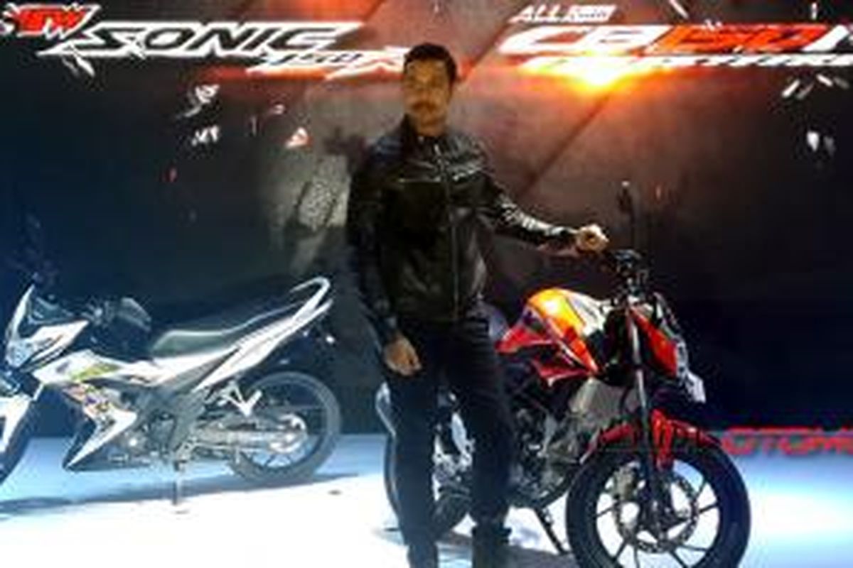 Chico Jericho didapuk mengenalkan duo model sport Honda, CB150R dan Sonic 150R.