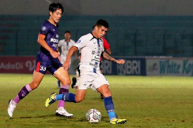 Pemain asing Persita Tangerang Sin Yeong Bae menjaga ketat pemain PSIS Semarang Jonathan Cantillana pada pertandingan pekan 16 Liga 1 2021-2022 yang berakhir dengan skor 2-3 di Stadion Sultan Agung Bantul, Selasa (7/12/2021) malam.