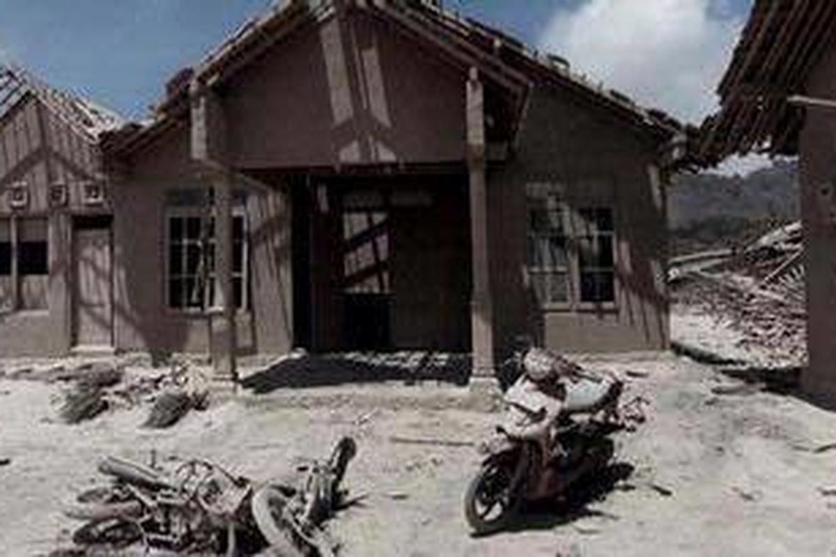 Puing rumah dan bangkai kendaraan di Dusun Kinahrejo, Desa Umbulharjo, Cangkringan, Sleman, DI Yogyakarta, setelah diterjang letusan Gunung Merapi, Rabu (27/10/2010). Akibat letusan Gunung Merapi ribuan warga mengungsi, ratusan rumah hancur, dan 25 orang meninggal dunia.