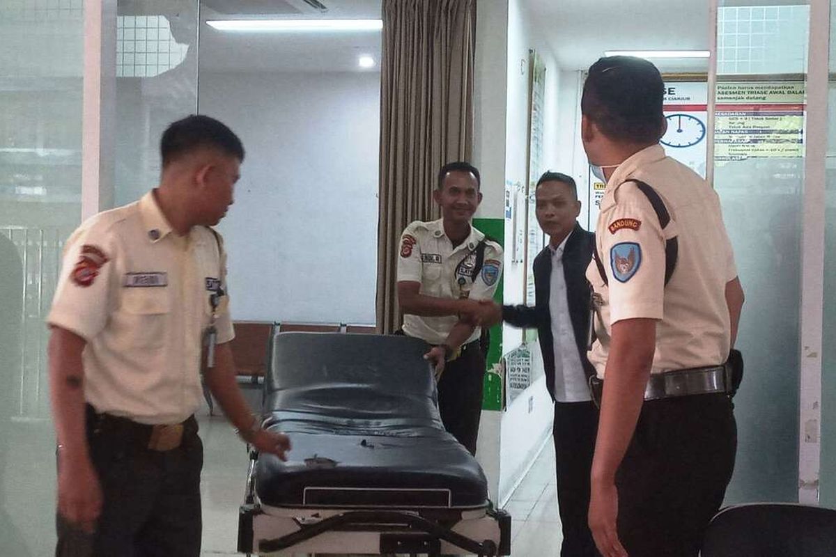 Susana di Instalasi Gawat Darurat RSUD Sayang Cianjur, Jawa Barat, yang menanganai puluhan siswa yang diduga mengalami keracunan usai menyantap sajian makan bergizi gratis (MBG).