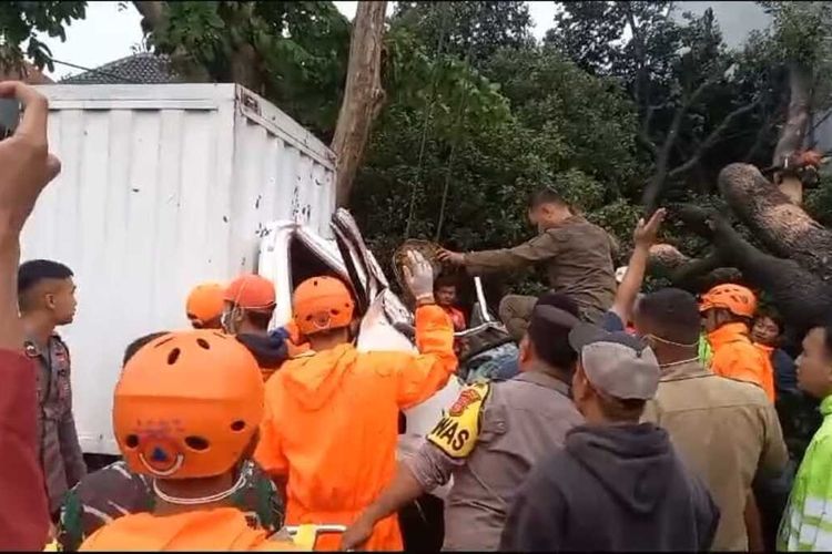 tim gabungan BPBD, TNI POLRI Dinas Kesehatan dan warga lainnya bersama-sama evakuasi pohon yang menimpa truk box di jalan Provinsi Jawa Barat Kadipaten Kabupaten Majalengka, Selasa (6/2/2024) siang. satu orang tewas, satu lainnya luka-luka.