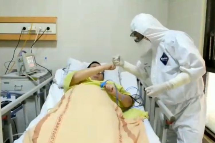 Bupati Banyumas Achmad Husein menengok pasien Covid-19 di RSUD Margono Soekarjo Purwokerto, Kabupaten Banyumas, Jawa Tengah, Selasa(29/6/2021).