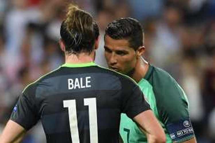 Cristiano Ronaldo (kanan) berbicara dengan Gareth Bale setelah Portugal menang atas Wales pada partai semifinal Piala Eropa di Stade Parc Olympique Lyonnais, Rabu (6/7/2016).